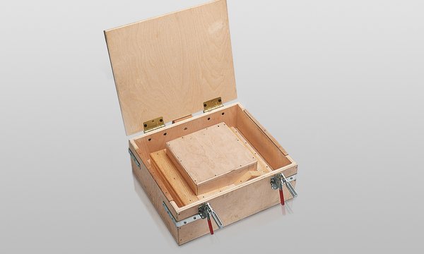 Holzform für passgenaue Instapak-Formpolster aus dem 901-System