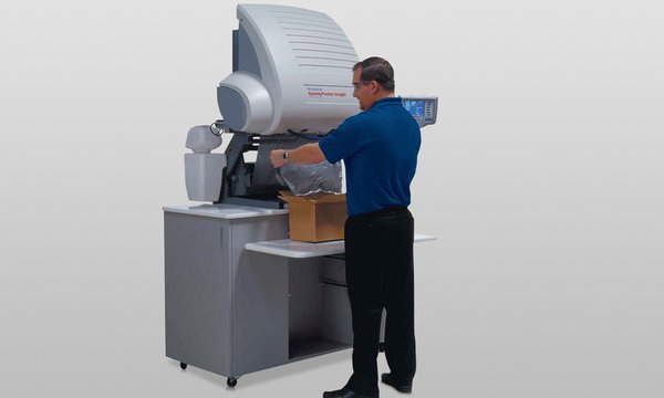 Operator packing directly into the carton at the SpeedyPacker packaging system